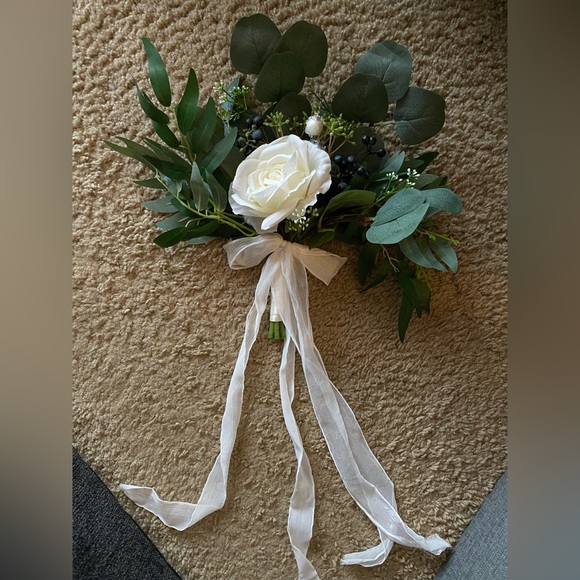 Set of 4 Bridesmaid Bouquets (white & sage) - Picture 2 of 5